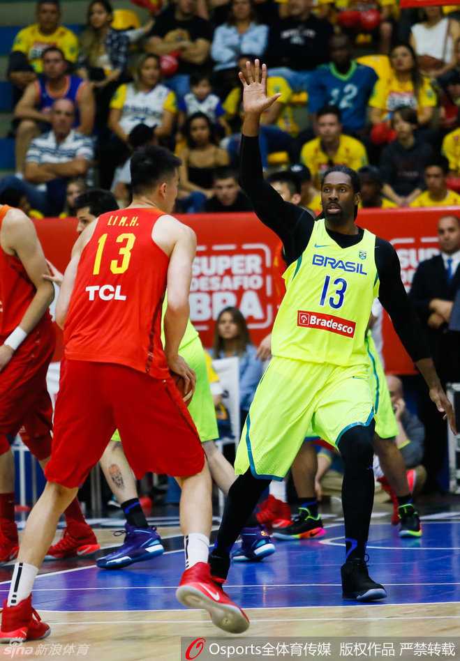 圣保罗的淬火:再看里约奥运前夜,男篮众将的奋力一搏 睢冉全力回防,眼神中燃烧着不服输的火焰,即便身前是巴西队的全线快攻,他也誓要用最快速度回追筑起防线。
