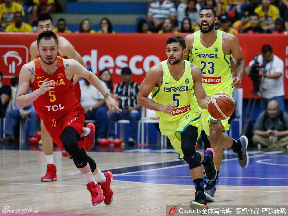 圣保罗的淬火:再看里约奥运前夜,男篮众将的奋力一搏 赵继伟面对庞然大物般的巴西防线毫无惧色,他压低重心机敏下手,尝试抢断的瞬间仿佛在告诉世界:身高不是防守的唯一标尺。