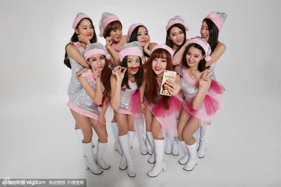 圣诞前夕的粉色风暴:巅峰啦啦队写真定格青春蜜语 特写镜头下,女孩精致的五官和甜美的微笑被定格,背景虚化的圣诞灯光仿佛为她戴上了一顶梦幻的光环。