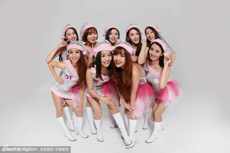 圣诞前夕的粉色风暴:巅峰啦啦队写真定格青春蜜语 冬日暖阳般的灯光洒在队员身上,她轻抚发丝,展现出迷人的腰部线条,整个画面充满了健康性感的青春张力。
