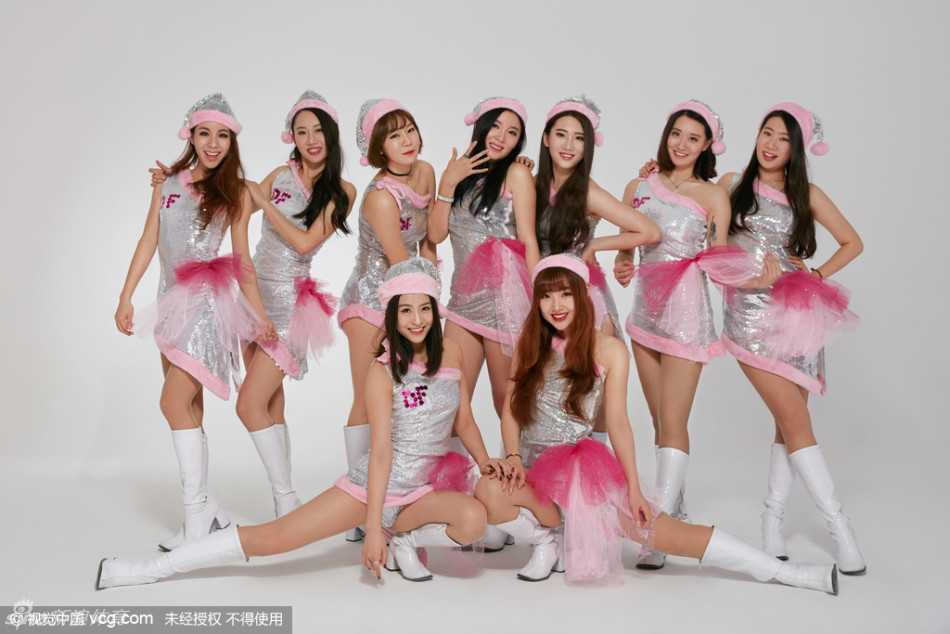 圣诞前夕的粉色风暴:巅峰啦啦队写真定格青春蜜语 全员大合影中,女孩们姿态各异,有的调皮比心,有的优雅浅笑,错落有致地站在一起,构成一幅生动和谐的美女群像。