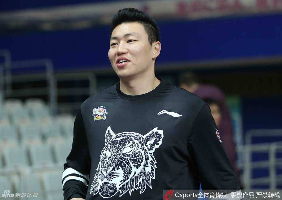 圣诞夜演王者归来,新疆飞虎磨砺剑指上海滩 训练馆内的轻松一瞥,李根嘴角挂着抑制不住的笑意,老友重逢的喜悦和对即将到来比赛的期待,让他今天的心情格外明媚。