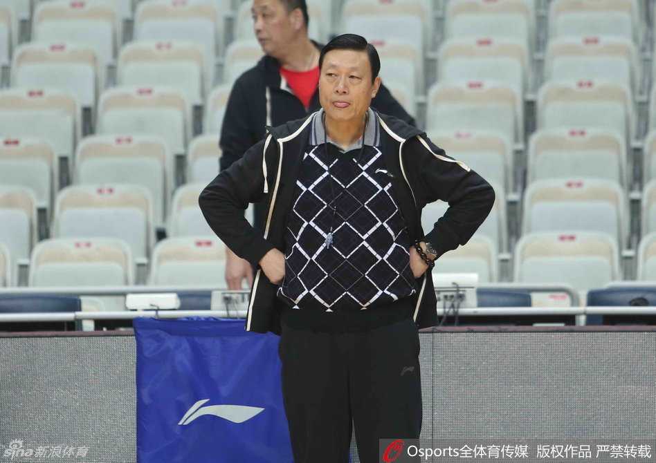 圣诞夜演王者归来,新疆飞虎磨砺剑指上海滩 场边的李秋平目光如炬,神情严肃地观察着场上的一举一动,手中的战术笔仿佛是他的指挥棒,正在无声地调度着这支豪华之师的攻防节奏。