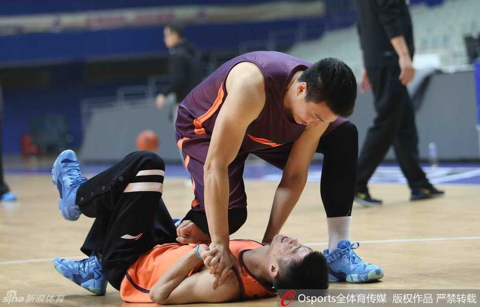 圣诞夜演王者归来,新疆飞虎磨砺剑指上海滩 热身间歇,周琦与队友比划着手势认真交流,他那超越年龄的成熟与专注,让他成为了球队战术体系中不可或缺的攻防核心。