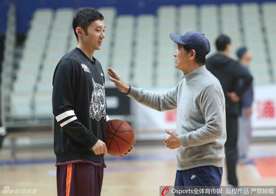 圣诞夜演王者归来,新疆飞虎磨砺剑指上海滩 源深体育馆内气氛热烈,看台上提前入场的球迷们发出的欢呼声与球员们的呐喊此起彼伏,整个场馆洋溢着大战前特有的激情与欢乐。