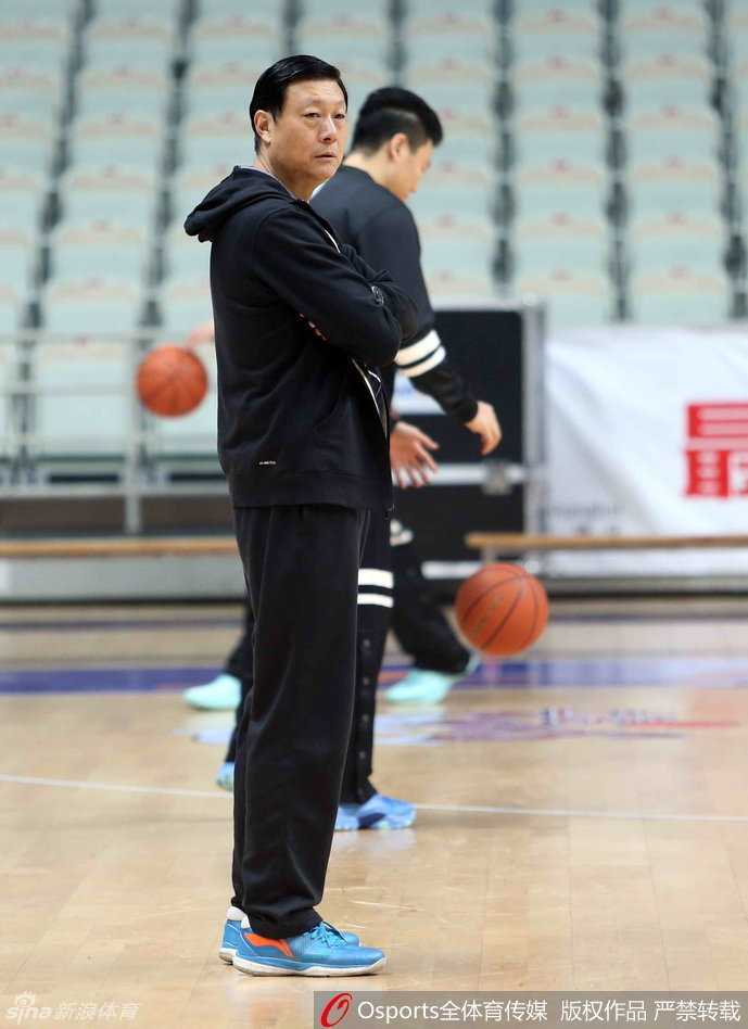 圣诞夜演王者归来,新疆飞虎磨砺剑指上海滩 李秋平亲自上阵指挥训练,他不断用手势和高喊纠正队员们的跑位,严谨的治军风格让球队的战术执行力在赛前达到了最佳状态。