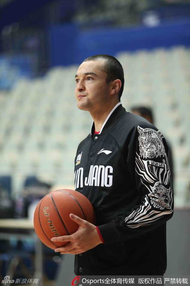 圣诞夜演王者归来,新疆飞虎磨砺剑指上海滩 球场另一端的半场,布拉切独自进行着标志性的翻身跳投练习,柔和的手感和巨大的体型优势,让他的每一次投篮都显得轻松写意。