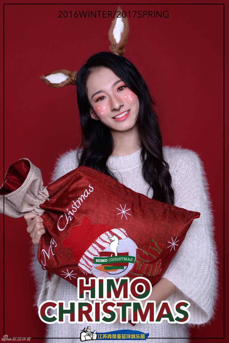 头戴麋鹿发箍的啦啦队员双手比出可爱的脸颊手势，眼神中透出俏皮与灵动，仿佛在向观众送去圣诞祝福