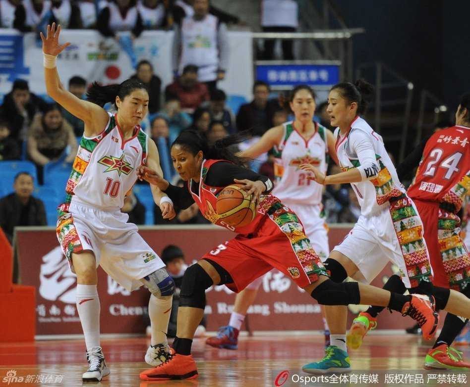 圣诞大战丨坎贝奇内线称王,李梦率沈部青春风暴 李梦在新疆队严密的篮下防守中,以一敌二强行突破,眼神中透露着必胜的锋芒,双方球员肌肉碰撞的瞬间仿佛能听见赛场上的嘶吼。