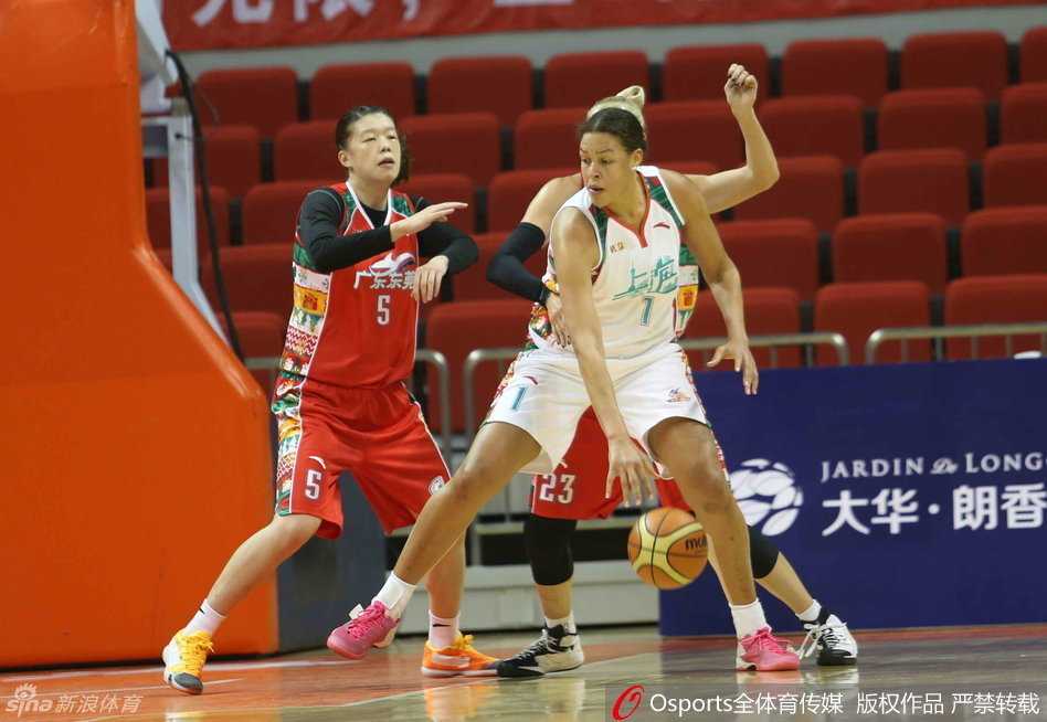 圣诞大战丨坎贝奇内线称王,李梦率沈部青春风暴 圣诞主题的球衣和发带在灯光下格外醒目,坎贝奇面对两人包夹毫无惧色,利用身体优势在篮下争夺有利位置,准备完成一次势大力沉的强力上篮。