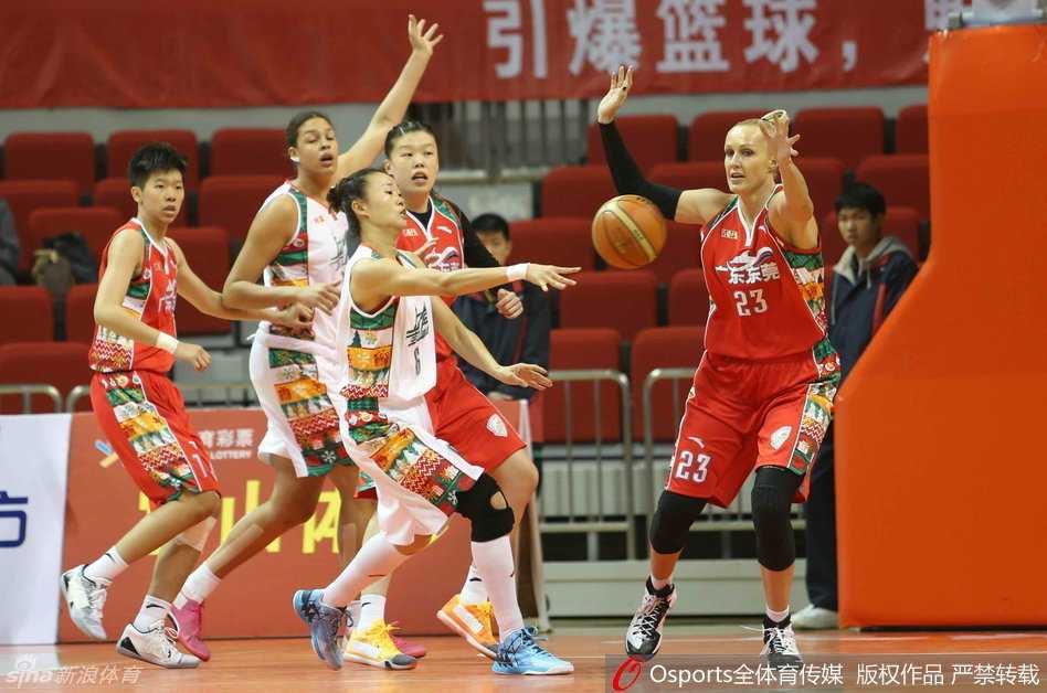圣诞大战丨坎贝奇内线称王,李梦率沈部青春风暴 比赛陷入僵局,进攻球员在重重包围中试图分球,而防守方则筑起人墙,形成了罕见的四手争球局面,多名球员倒地争抢,体现了极致的拼搏精神。