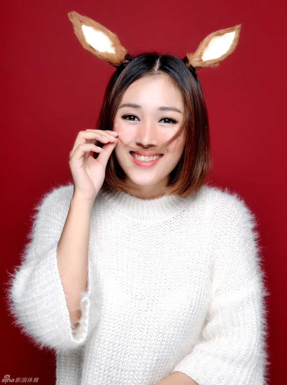 圣诞邂逅篮球宝贝 浙江蕞红啦啦队暖冬写真活力贺佳节 想要圣诞礼物吗?浙江蕞红啦啦队宝贝扮成俏皮可爱的模样,眼神灵动,仿佛在向球迷们讨要圣诞祝福。