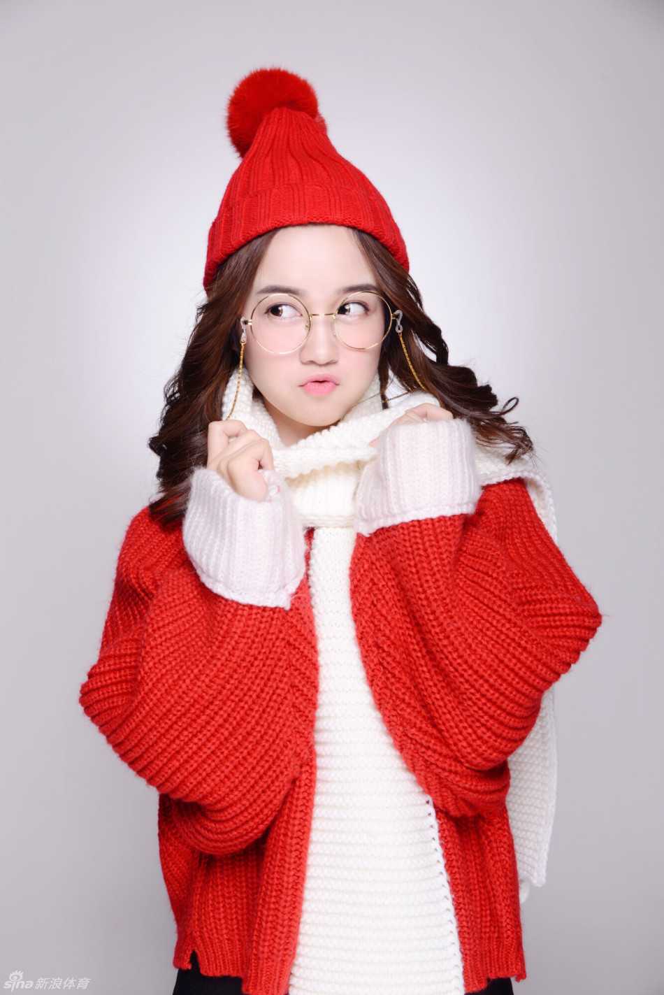 圣诞邂逅篮球宝贝 浙江蕞红啦啦队暖冬写真活力贺佳节 小鹿来啦!浙江蕞红啦啦队队员模仿小鹿的灵动姿态,配合冬日背景,送上最真诚的圣诞祝福与问候。