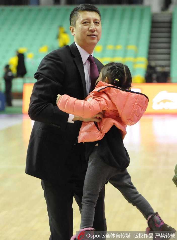 小女儿蹦蹦跳跳地走在最前面，仿佛还在回味着爸爸球队刚才的精彩进球。郭士强和妻子并肩走在后面，目光却一刻不曾离开前方那个小小的身影。