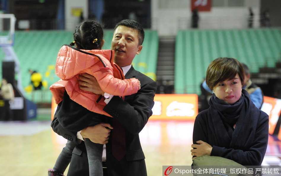 喧嚣渐退，郭士强一家三口的身影消失在通道尽头。女儿的步伐还带着孩童的稚气，但被父母紧紧牵着，走得无比安稳。这一瞬间，胜负已定，唯有温情长存。