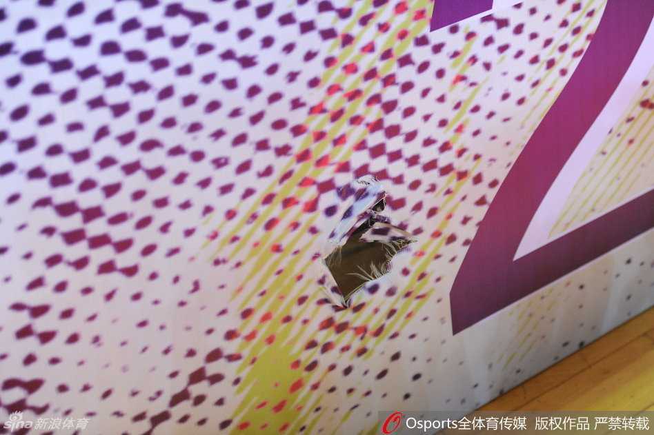 坎贝奇逆天表演与玛雅摩尔回归,WCBA硝烟四起燃爆寒冬 裁判与技术台人员聚在一起商议判罚,双方球员和教练情绪激动地将他们围住,场面一度混乱。