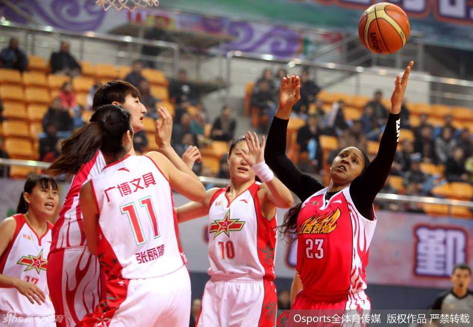 坎贝奇逆天表演与玛雅摩尔回归,WCBA硝烟四起燃爆寒冬 山西队主教练卢卡斯情绪失控,飞脚踹向场边的广告牌,瞬间将其踢出一个缺口,广告布碎裂开来。