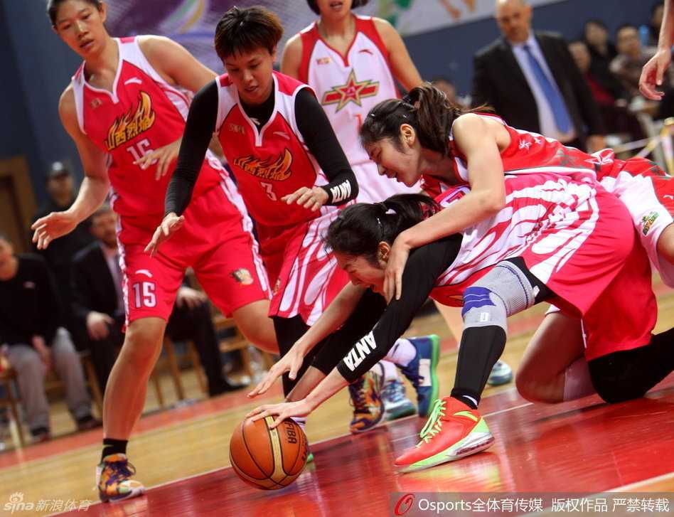 坎贝奇逆天表演与玛雅摩尔回归,WCBA硝烟四起燃爆寒冬 坎贝奇背身单打对方防守球员,利用强壮的身体优势强行转身,将球稳稳放入篮筐。