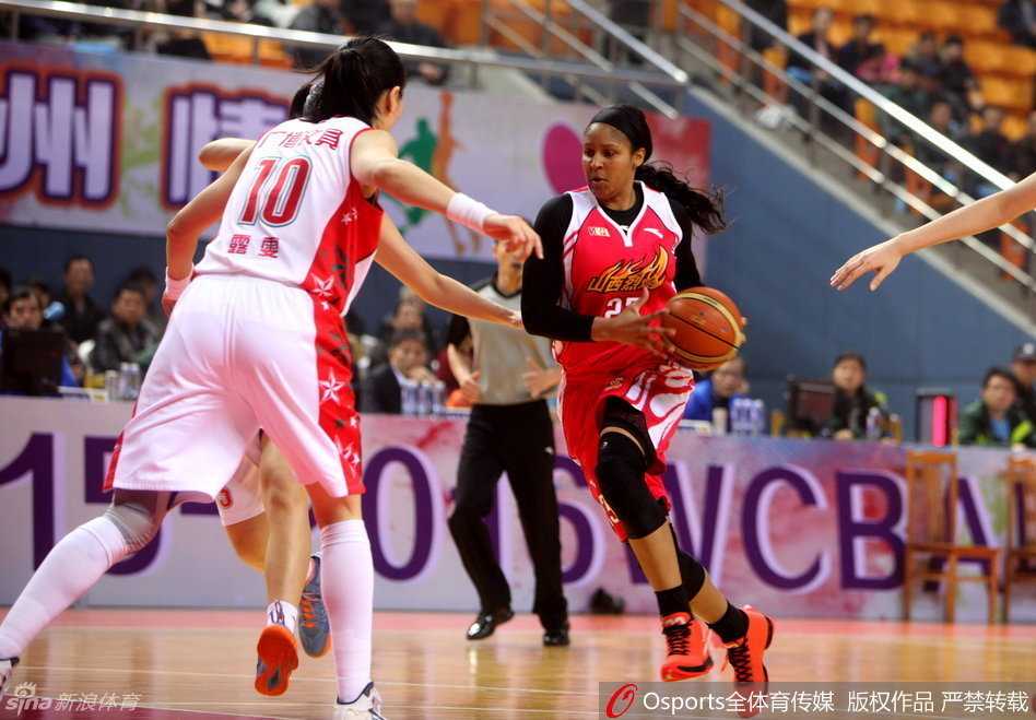 坎贝奇逆天表演与玛雅摩尔回归,WCBA硝烟四起燃爆寒冬 新疆女篮主教练展淑萍在场边大声呼喊指挥,双手做出战术手势,眼神坚毅而专注。