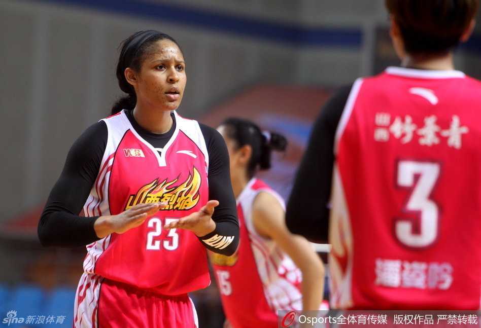 坎贝奇逆天表演与玛雅摩尔回归,WCBA硝烟四起燃爆寒冬 澳大利亚中锋坎贝奇在人群中高高跃起,宛如女巨人般轻松摘下篮板,身旁的防守者只能无奈仰望。