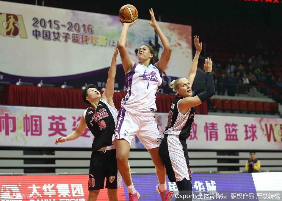 坎贝奇逆天表演与玛雅摩尔回归,WCBA硝烟四起燃爆寒冬 “不败女王”玛雅摩尔面带微笑走出太原高铁站,身披标志性大衣,球迷们簇拥上前,闪光灯亮成一片。