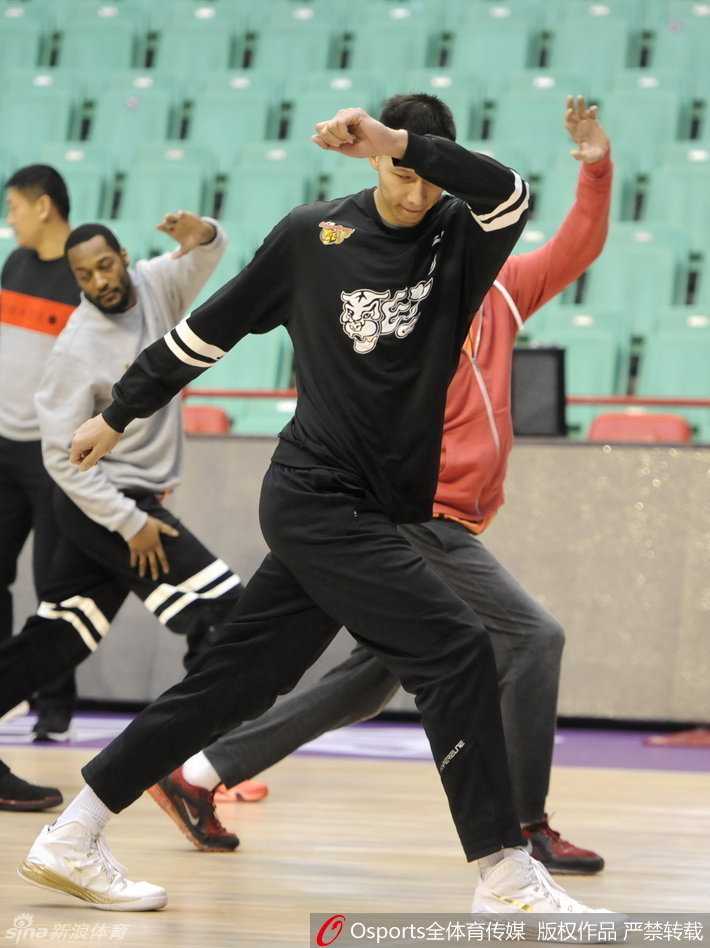 训练间歇，易建联拿起水瓶补充水分，眼神依旧紧盯着场内年轻球员的一举一动。