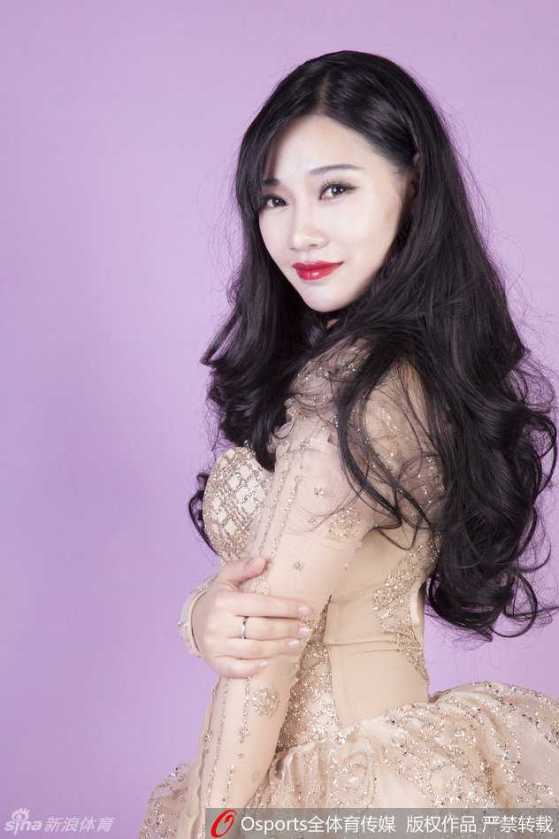 镜头特写，她轻撩秀发，动作慵懒而妩媚。复古红唇在光影下格外吸睛，每一个细微表情都在撩拨心弦，尽显迷人气质。