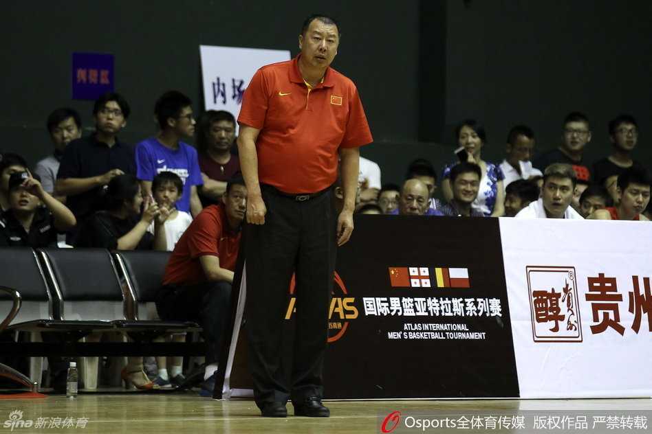 朱荣振完成单手扣篮后，身体仍在篮圈上轻微摆动，背景是模糊的观众席，这一刻的震撼与骄傲属于这个年轻人。