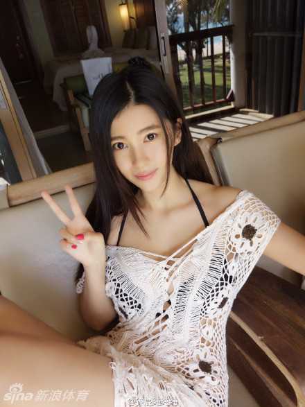 夏日泰兰德记忆:钟鹿纯渔网装定格清纯与魅惑 钟鹿纯的渔网装三连拍之一,她轻倚在酒店阳台,渔网装勾勒出完美曲线,眼神中带着一丝慵懒的魅惑。