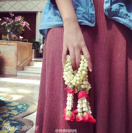 夏日泰兰德记忆:钟鹿纯渔网装定格清纯与魅惑 钟鹿纯的游玩摆拍,她戴着墨镜,手中拿着冰淇淋对镜头甜笑,夏日的清新与青春的活力扑面而来。