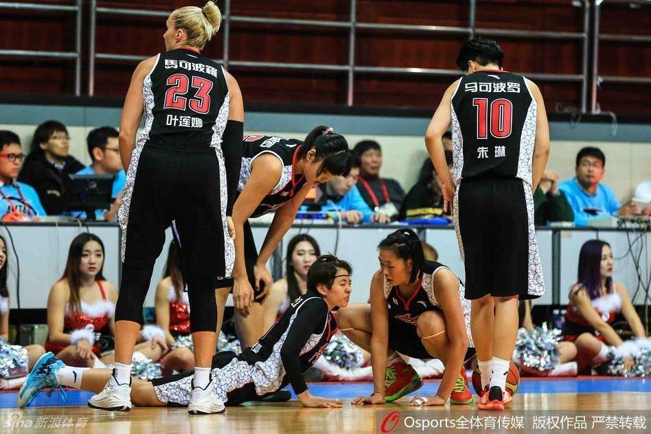 李珊珊如利刃般强行突入内线，面对补防在空中蜷缩身体完成低空拉杆上篮