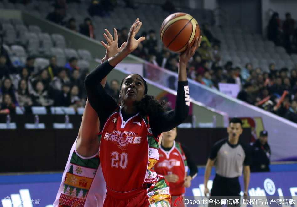 帕克在篮下高高跃起，双手如吸盘般摘下篮板，展现出绝对的篮下统治力