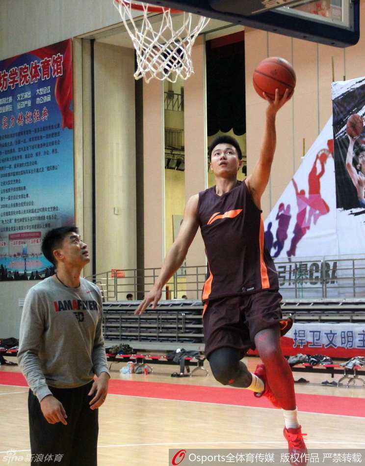 外援琼斯在分组对抗中如入无人之境，他利用节奏变化晃开防守，高高跃起完成一次势大力沉的单手劈扣，落地后的他面带微笑，展现出极佳的竞技状态。