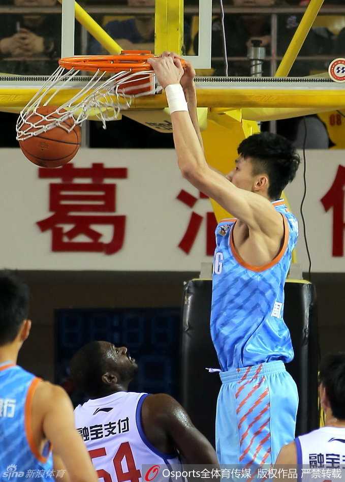 周琦在罚球线附近从容出手，皮球划过一道柔和的弧线，如同精确制导的导弹空心入网。