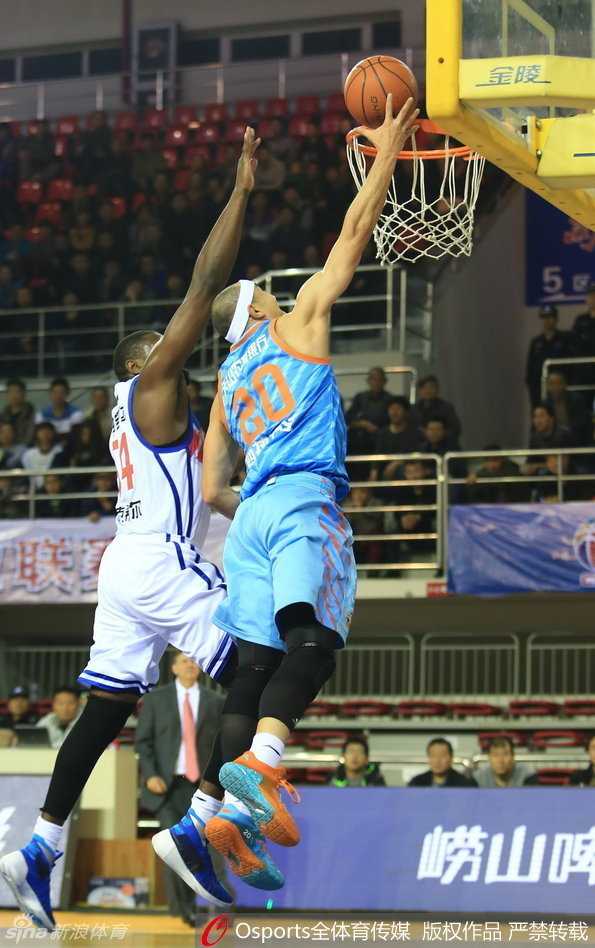 周琦在长人丛中单手揽月，以一记势大力沉的单手劈扣终结进攻，宣告篮下主权。