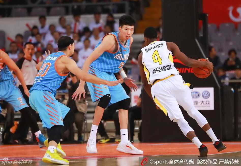 天山之巅的华丽乐章:回望新疆飞虎的冠军拼图 皮球在人群中失控弹起,至少三名球员瞬间倾倒,在地板上扭作一团,手臂与手臂交织,眼神死死锁定皮球,迸发出对胜利最原始的渴望。