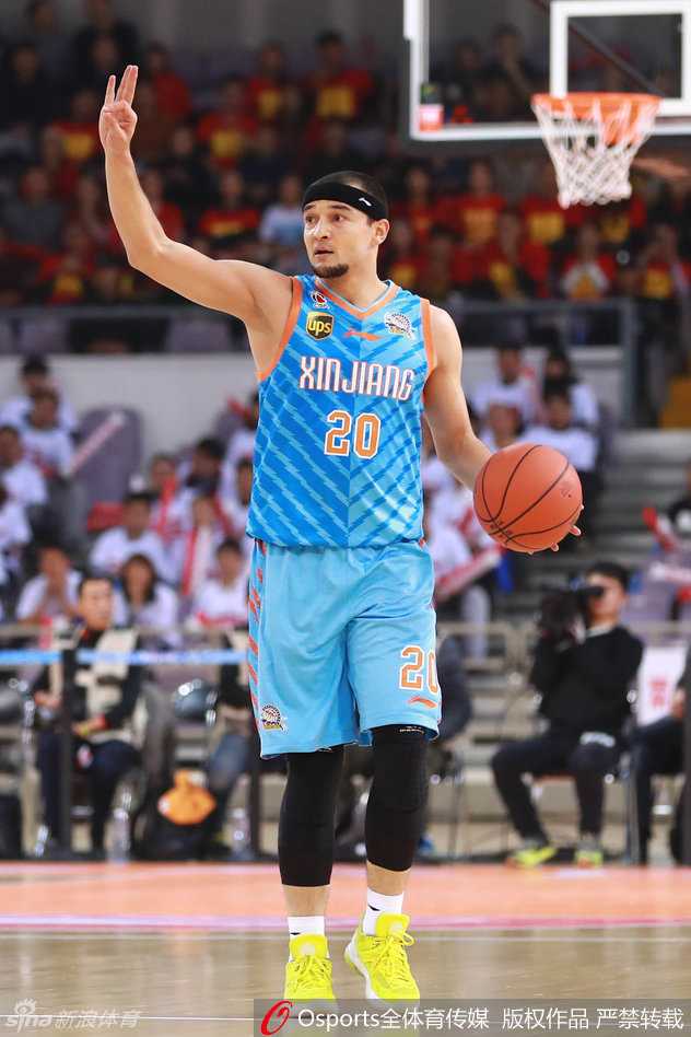 天山之巅的华丽乐章:回望新疆飞虎的冠军拼图 李根如重型坦克般持球杀入禁区,面对补防的球员毫无惧色,肌肉碰撞的瞬间仿佛能听到闷响,展现着国产锋线最强的冲击力。