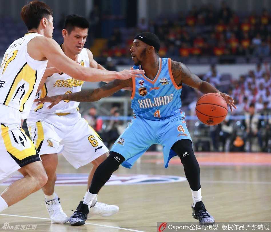 天山之巅的华丽乐章:回望新疆飞虎的冠军拼图 达柳斯·亚当斯在对方两人的围堵缝隙中奋力跃起,身体在空中扭曲成一张弓,手中皮球倔强地驶向篮筐,这一刻,孤胆英雄的形象跃然纸上。