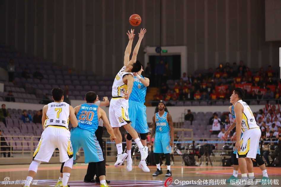 天山之巅的华丽乐章:回望新疆飞虎的冠军拼图 周琦眼神凌厉,高高跃起与对手中圈争球,他修长的身形在半空中宛如一面移动的城墙,仅仅是站在那里,就给人一种无形的防守威慑力。