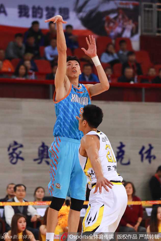 天山之巅的华丽乐章:回望新疆飞虎的冠军拼图 安德雷·布拉切沉入禁区,用敦实的背部牢牢卡住防守者,他持球指挥着队友跑位,仿佛一位在低位运筹帷幄的指挥官,准备随时发起致命一击。