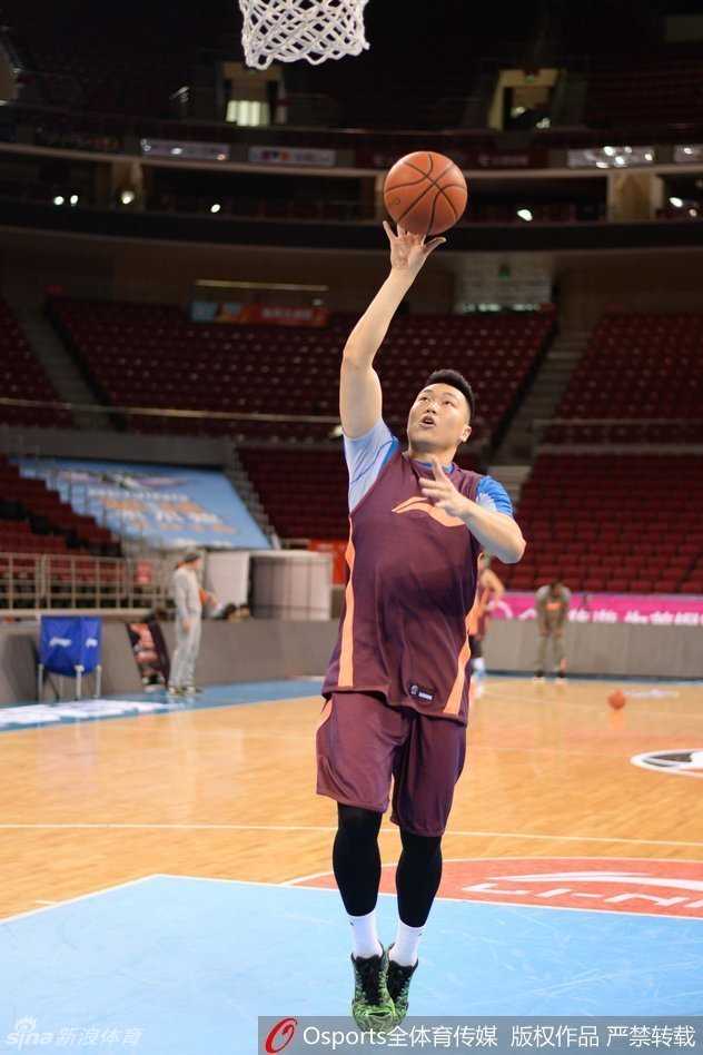 天山之巅的蓄力:新疆飞虎季后赛前最后一练 西热力江在三分线外出手投篮后自信地注视着篮筐,眼神中充满渴望胜利的火焰