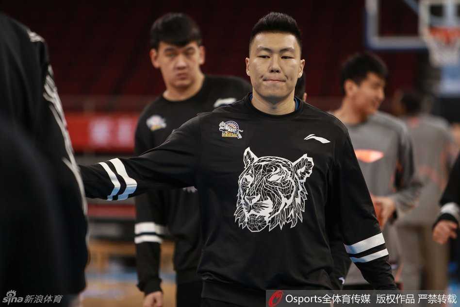 天山之巅的蓄力:新疆飞虎季后赛前最后一练 周琦在底角进行三分球投射练习,身型修长的他出手动作连贯,篮球划过一道优美的弧线
