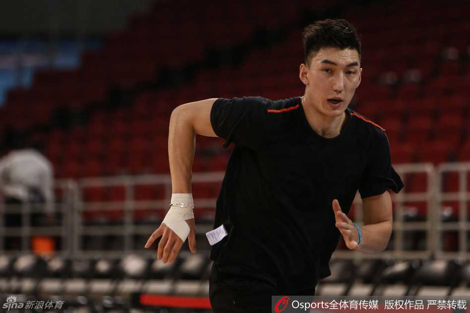 天山之巅的蓄力:新疆飞虎季后赛前最后一练 老将刘炜在罚球线上轻松出手,表情从容不迫,展现出久经沙场的大将之风