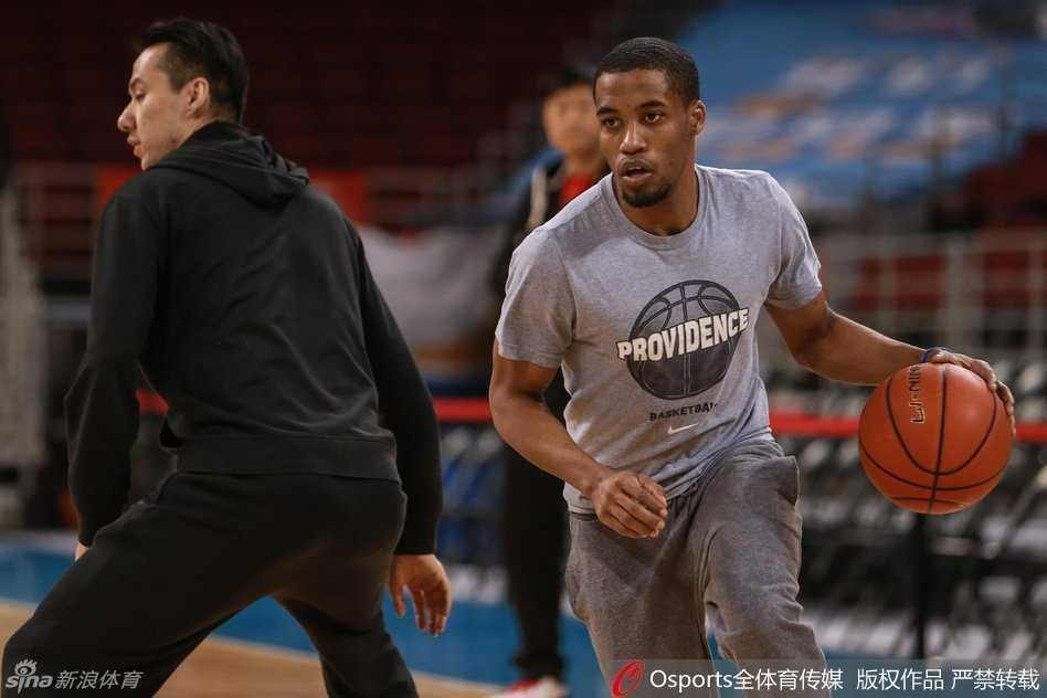 天山之巅的蓄力:新疆飞虎季后赛前最后一练 小外援科顿在高速运球训练中眼神犀利,专注地观察着前方,准备突破防守