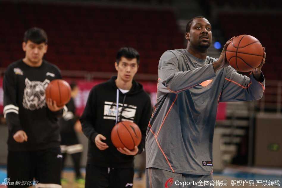 天山之巅的蓄力:新疆飞虎季后赛前最后一练 内线巨塔布莱切在训练师陪同下进行投篮加练,神情专注,试图找回最佳的投篮手感