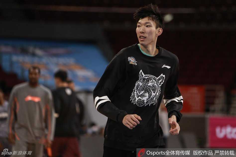 天山之巅的蓄力:新疆飞虎季后赛前最后一练 主教练李秋平双手叉腰站在场边,神情严肃地注视着球员们的训练,嘴里不时喊着战术指令