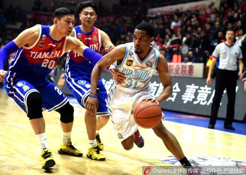 新疆外援科顿如一道银色闪电掠过防守，他压低重心完成了一次坚决的个人突破，撕裂了对手精心布置的防线。