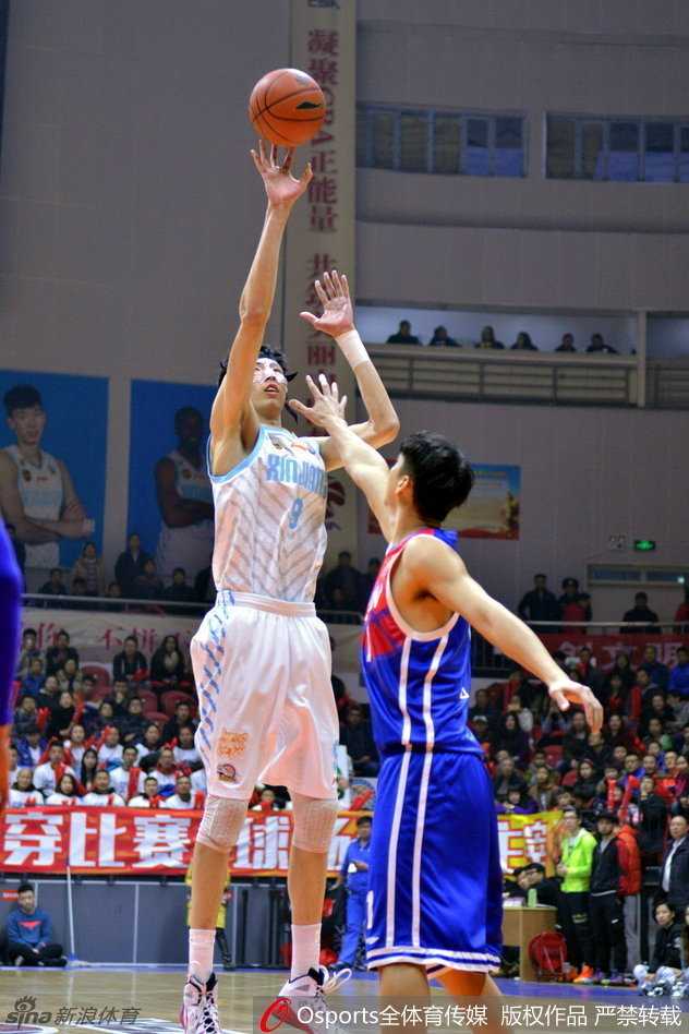 刘炜弯腰控球，用经验指挥着全队的跑位，这位老将的大脑是新疆男篮最可靠的战术发起点。