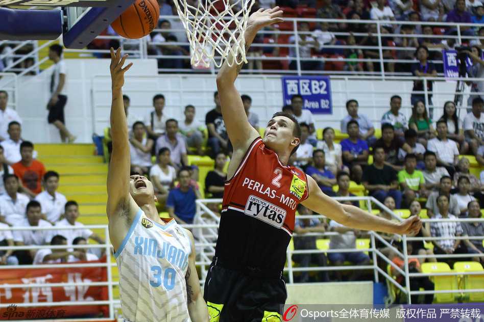 天山剑客耀仁怀:可兰白克抗韩风暴中写就冷血杀手传奇 在立陶宛高大内线的长臂笼罩下,可兰白克毫无惧色,他像一只灵动的猎豹,在空中对抗后柔和挑篮,篮球划出一道彩虹坠入网窝。