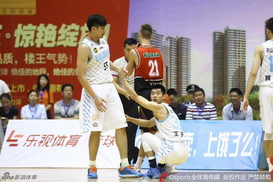 天山剑客耀仁怀:可兰白克抗韩风暴中写就冷血杀手传奇 摆脱防守后的可兰白克在底角稳稳出手三分,他凝视远方的目光无比坚定,皮球离开指尖的瞬间,整个球馆的空气仿佛都凝固了。